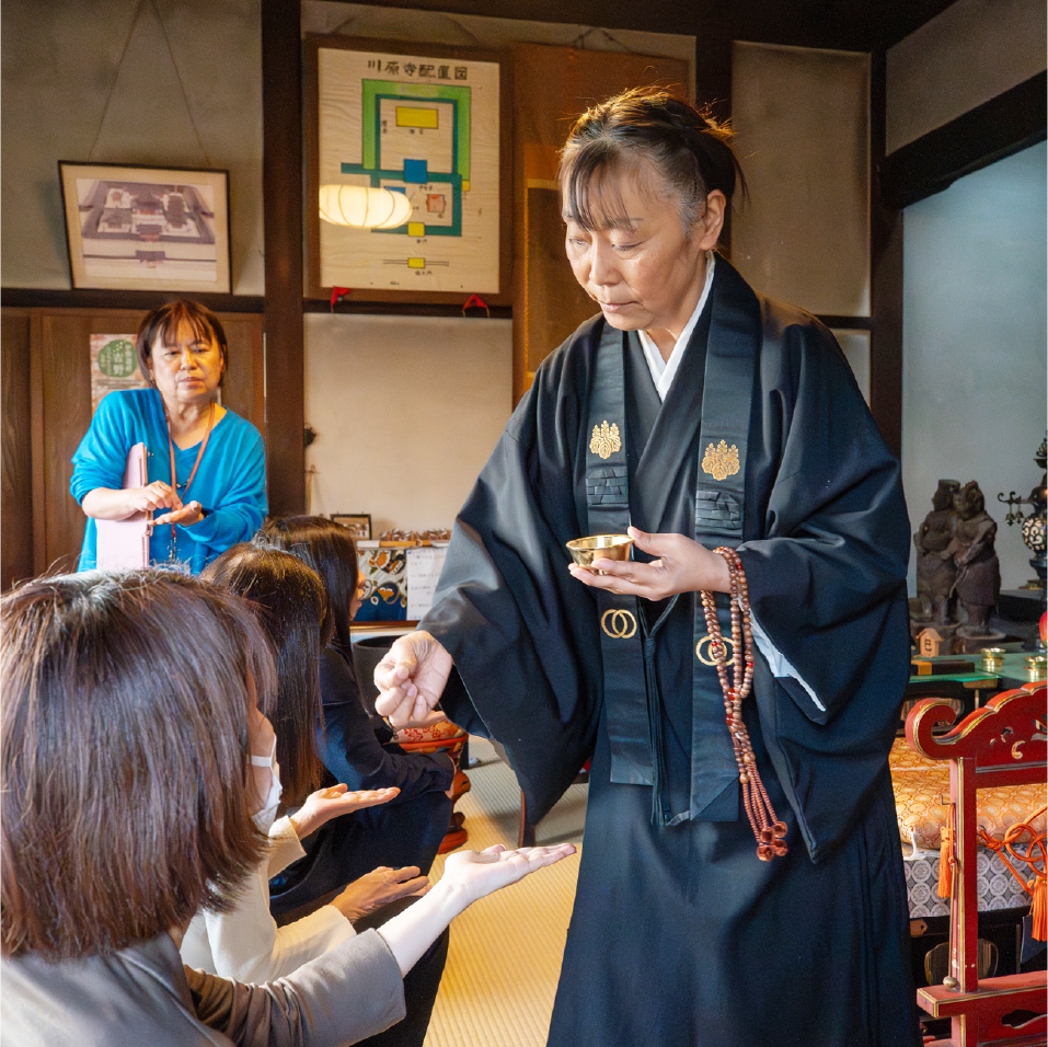 女帝ゆかりの寺院で出会う、女性住職と写経のひととき