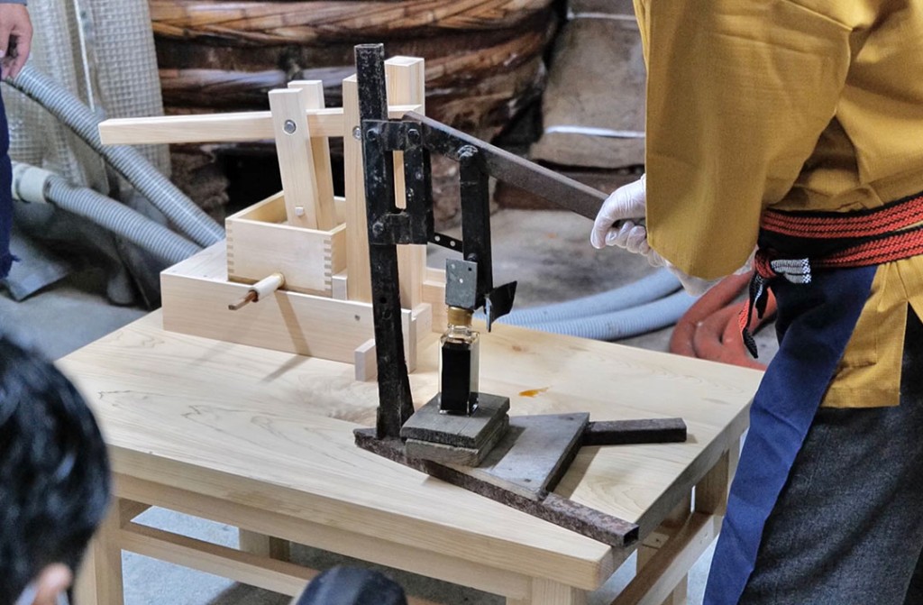Experience making soy sauce at a soy sauce brewery that has been in operation for 100 years in Asuka Village. Make your own MY soy sauce