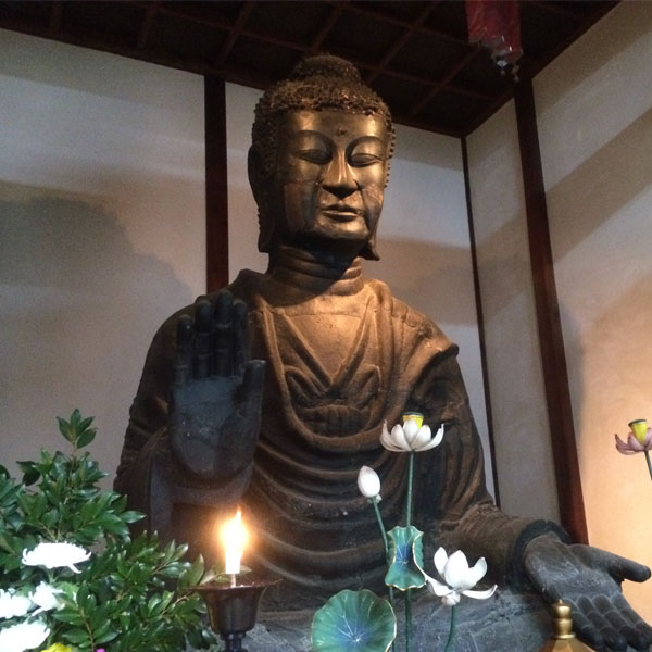 飛鳥寺(安(あん)居(ご)院、奈良県明日香村)にある飛鳥大仏(銅造釈迦如来坐像、重要文化財)