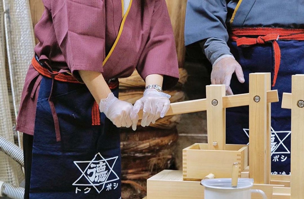 Experience making soy sauce at a soy sauce brewery that has been in operation for 100 years in Asuka Village. Make your own MY soy sauce