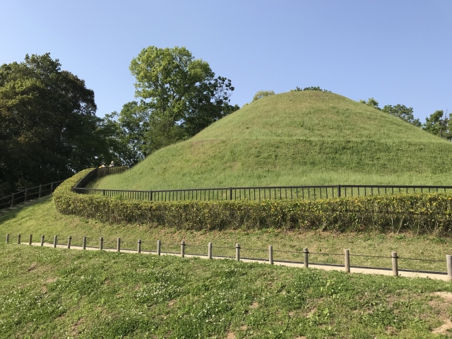 明日香村の高松塚古墳